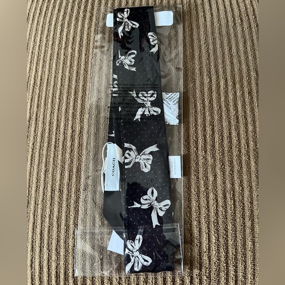 Coach Petite Bow Print Silk Skinny Scarf nwt in packaging - Picture 3 of 3
